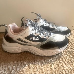 Women’s FILA sneakers size 7.5 excellent condition